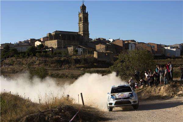 أوجيه يقود سيارته خلال السباق اليوم