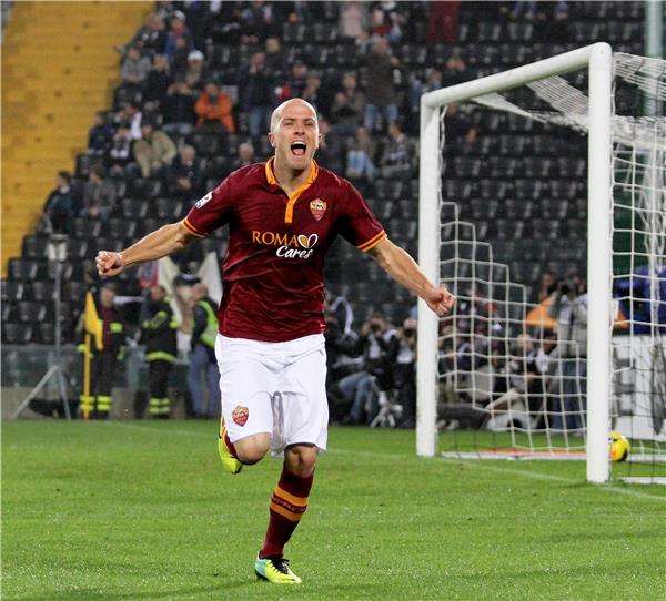 مايكل برادلي سعيد بهدفه