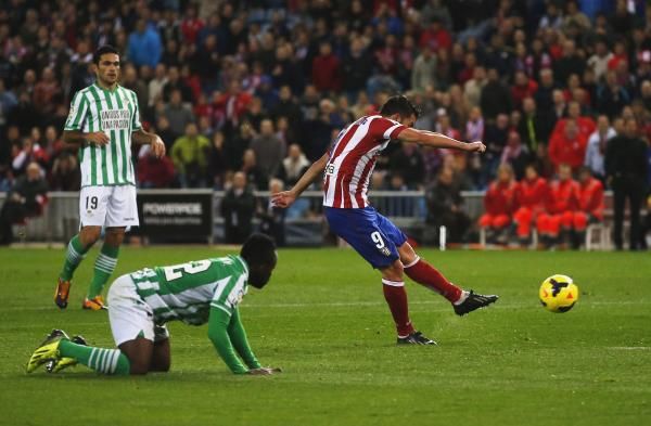 ديفيد فيا خلال مباراة بيتيس أمس