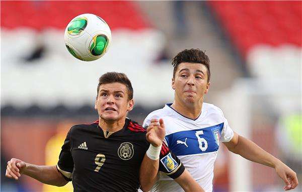  اليخاندرو دياز (يسار)