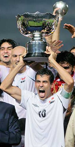 العراقي يونس محمود العربي الوحيد المرشح لجائزة الكرة الذهبية