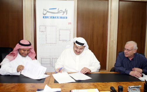 جانب من توقيع العقد 