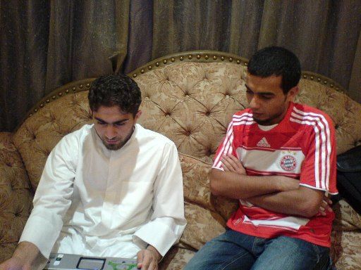 صورة للنجم فراس وهو يتصفح موقع كووورة
