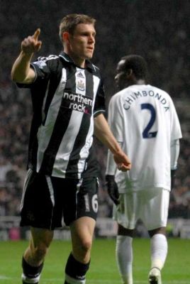 فرحة ميلنر بالهدف الثالث لفريقه نيوكاستل في مرمى توتنهام