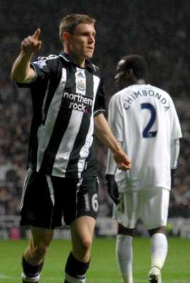 فرحة ميلنر بالهدف الثالث لفريقه نيوكاستل في مرمى توتنهام