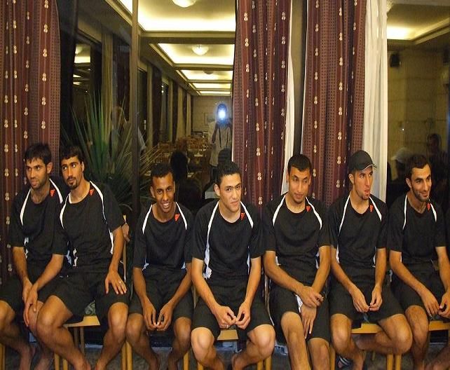 جانب من نجوم الفريق والاستماع للادارة والجهاز الفني وبعدسة كووورة