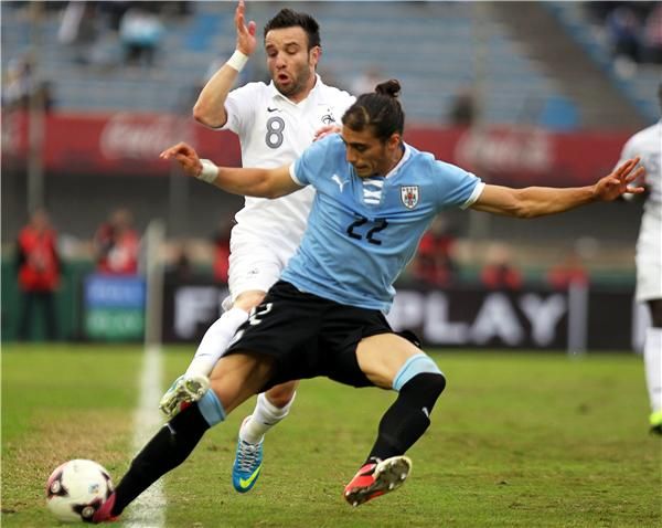 كاسيريس بقميص أوروجواي رقم 22