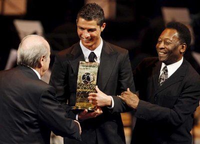بيليه (يمين) وبلاتر (يسار) يهنئان رونالدو بجائزة أفضل لاعب في العالم عام 2008