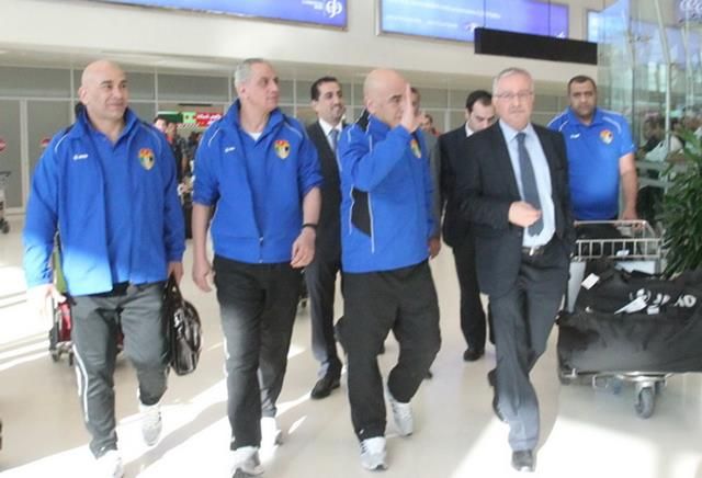 بعثة المنتخب لحظة وصولها الدوحة