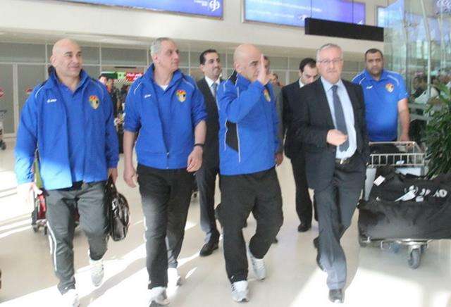 بعثة المنتخب لحظة وصولها الدوحة