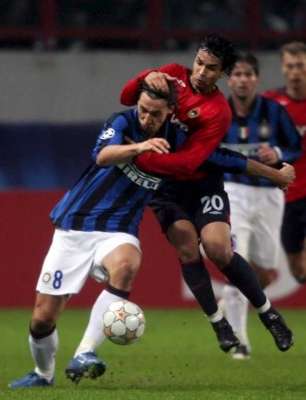 صراع ثتائي بين زلاتان ابراهيموفيتيش و شيركوف على الكرة