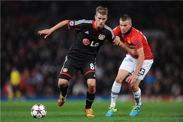  لارس بيندر (يسار)