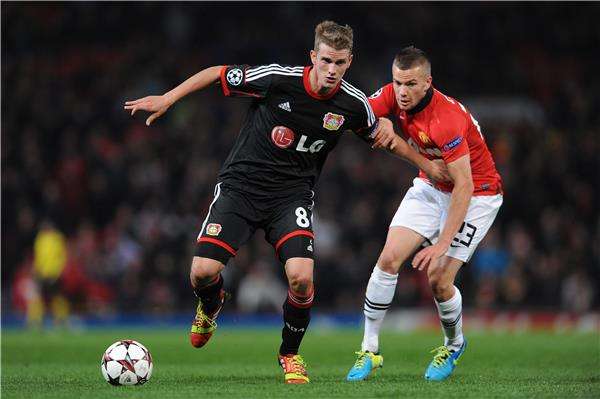  لارس بيندر (يسار)