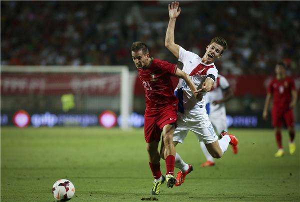 جواو بيريرا (يسار)