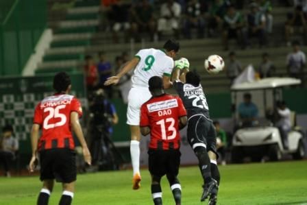 أحدى فرص الاهلي الضائعة من رأس يونس محمود