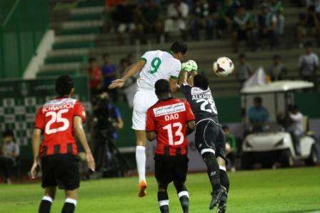 أحدى فرص الاهلي الضائعة من رأس يونس محمود