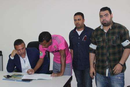 عبد الشافي خلال توقيعه بحضور أيمن يونس