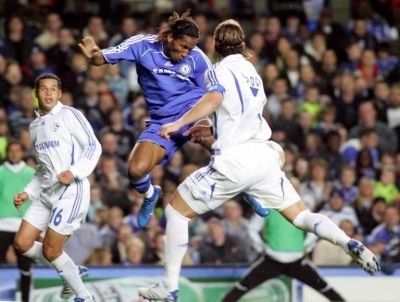 لاعب تشيلسي ديديه دروجبا في وضع طائر خلال لقاء تشيلسي وشالكة الألماني