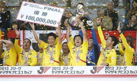 لاعبو فريق كاشيوا يحتفلون بلقب نابيسكو 2013