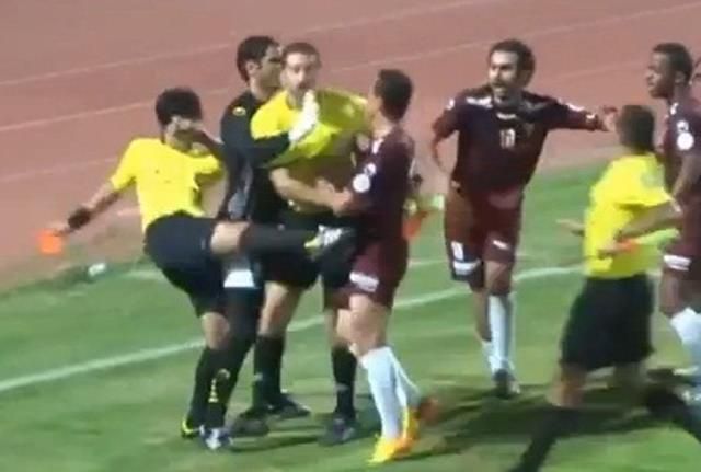 الحكم الكويتي الفضلي يوجه ركلة بقدمه في جسد احد لاعبي النصر
