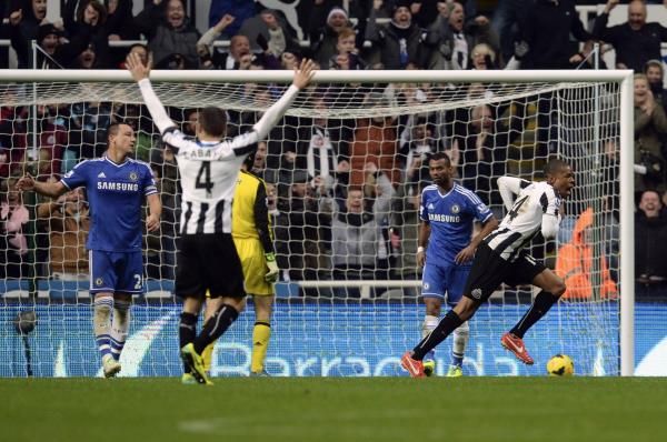 لويك ريمي يطير فرحا بالهدف الثاني في مرمى بيتر تشيك 