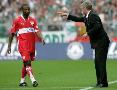 اللاعب كاكو يتلقى التعليمات من المدرب في المبارة الأخيرة ضد ليون