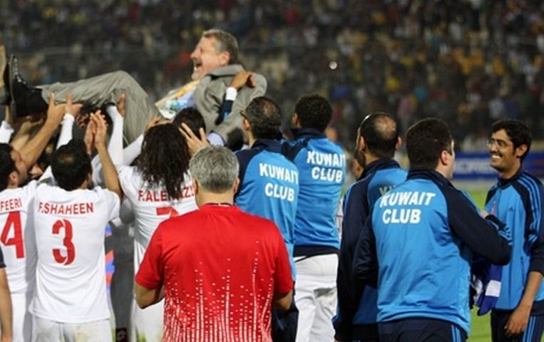 الروماني مارين مدرب الكويت على الاعناق
