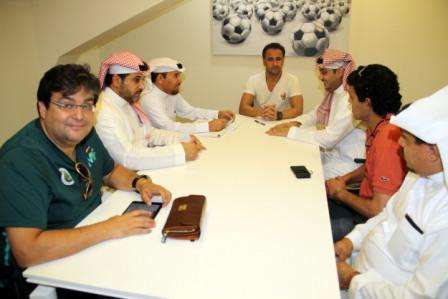 جزء من اجتماع الجهاز الفني للمنتخب الاوليمبي بنظيره في اهلي جدة