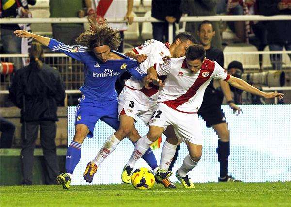 مودريتش في صراع على الكرة مع لاعبين من فايكانو