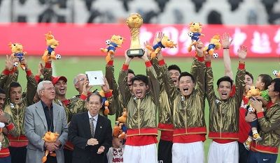 لاعبو فريق جوانجزو يحملون كأس الدوري بعد نهاية مباراة اليوم