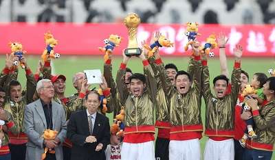 لاعبو فريق جوانجزو يحملون كأس الدوري بعد نهاية مباراة اليوم