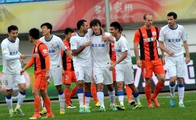 زملاء اللبناني رضا عنتر (  فريق شاندونج ) يحتفلون بعد فوزهم على غويزو رينيه