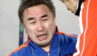 مساعد مدرب فريق تشينجداو يذرف الدموع بعد هبوط فريقه للدرجة الثانية