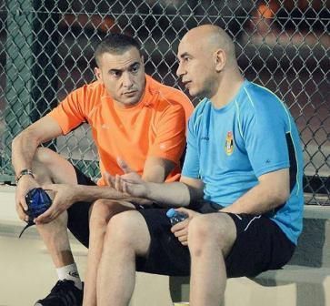 شفيع وحسام حسن يتحدثان معا بعد تدريب الليلة 