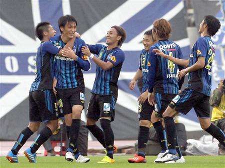 فرحة لاعبو فريق جامبا اوساكا بعد تسجيلهم الهدف الرابع وضمان التأهل