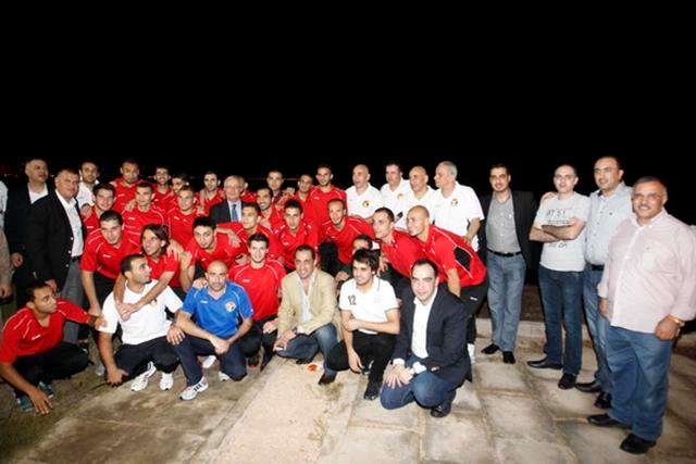 لقطة جماعية لمنتخب النشامى مع أركان السفارة