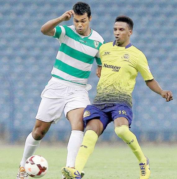 البرازيلي دي سانتوس صاحب الطول الفارع مهاجم نجران يحاول مراوغة محمد نور