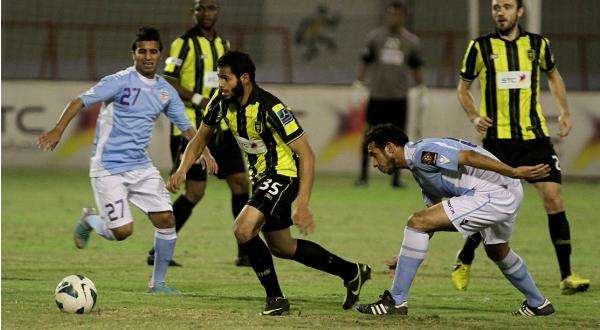 الفريدي يمارس هوايته في مراوغة المدافعين 