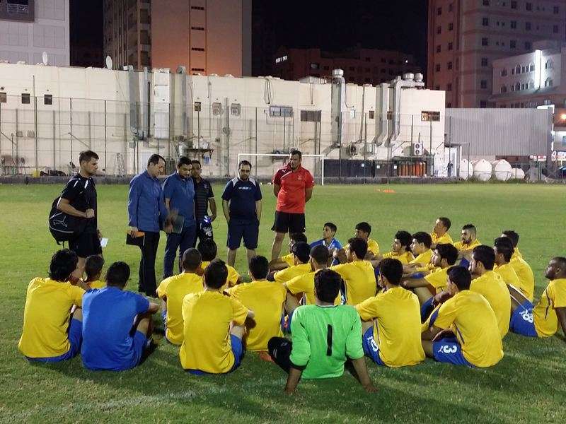 سمير بن شمام يتحدث للاعبي المنامة قبيل بداية تدريب اليوم