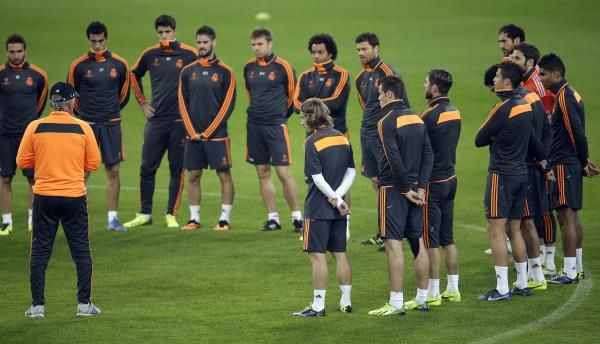 أنشيلوتي مع لاعبي ريال مدريد في تدريبهم الأخير