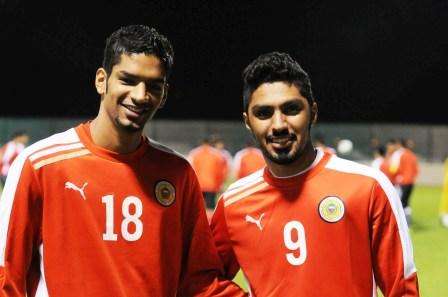 محمد دعيج (يسار) بجوار عبد الوهاب المالود خلال تدريب المنتخب البحريني