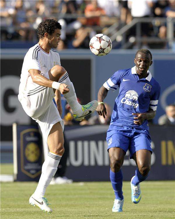 ارونا في مباراة ودية أمام بيبي مدافع ريال مدريد