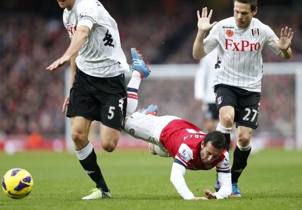 ساشا ريتر (يمينا) أوقف 3 مباريات 