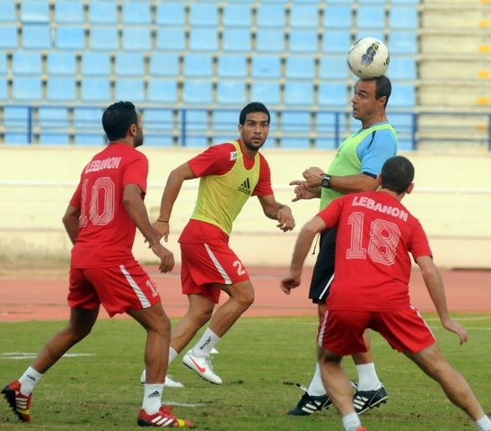 جيانيني مسدداً براسه امام نور منصور وعباس عطوي ووليد اسماعيل.