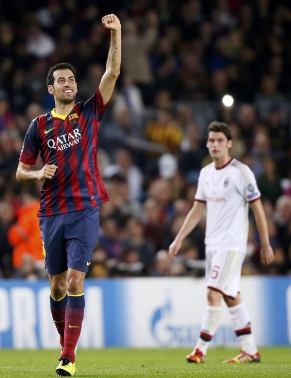 بوسكيتس يحتفل بالتسجيل في مباراة الميلان