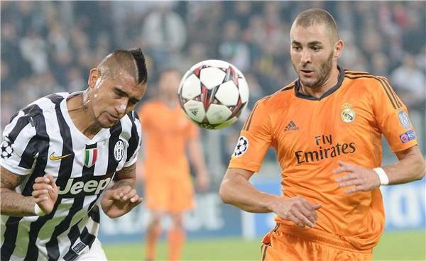 كريم بنزيمة في كرة مشتركة مع فيدال لاعب يوفنتوس