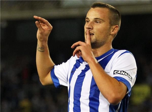  هاريس يشير لجماهير فريقه بالسكوت