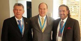 الفهد مع امير موناكو البير الثاني ورئيس منظمة الرياضة والسلام جان بوزو