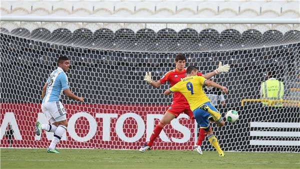 بيريشا يسجل واحد من أهدافه الثلاث في مرمى الأرجنتين 