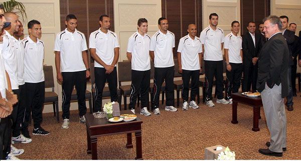 الملك عبد الله الثاني خلال لقاء سابق مع لاعبي منتخب الأردن  